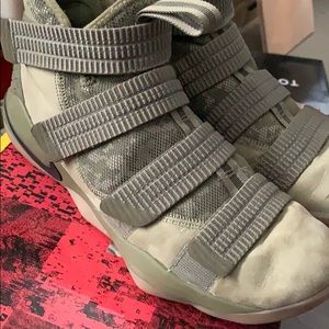 Nike Lebrun Soldier XI SFG size 9 sneakers